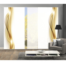 Salon avec rideaux coulissants à motifs