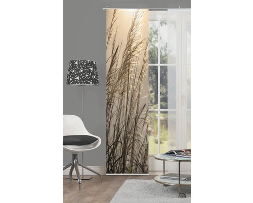 Espace de vie avec rideau coulissant à motif végétal devant la fenêtre