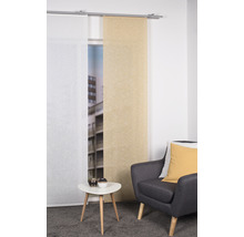 Salon avec panneaux coulissants, fauteuil et table d''appoint
