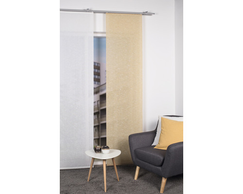 Wohnzimmer mit Schiebegardinen, Sessel und Beistelltisch