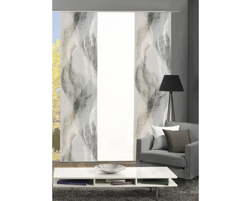 Salon avec rideaux coulissants, canapé, lampadaire et table