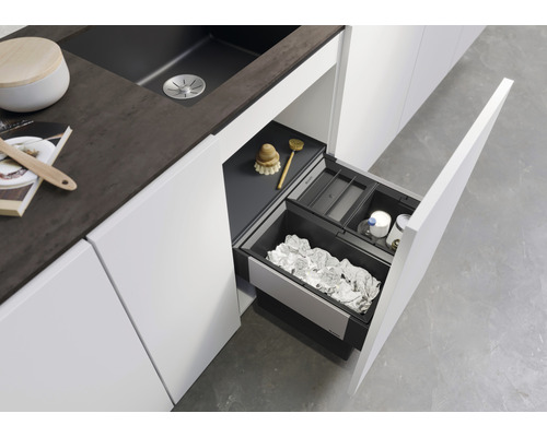 Scène de cuisine avec tiroir à poubelle sous l''évier
