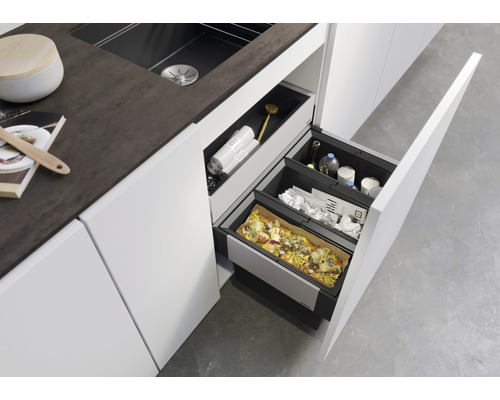 Système de tri des déchets dans un bloc de cuisine avec plusieurs bacs pour le tri des déchets