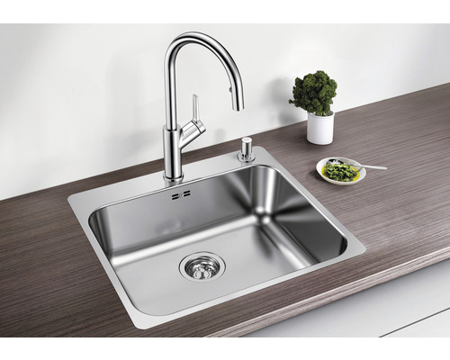 Edelstahlspüle mit Armatur und Seifenspender auf einer Arbeitsplatte