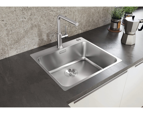 Évier en acier inoxydable avec robinet dans une cuisine moderne.