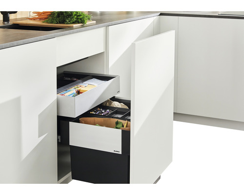 Küchenschrank mit Abfalltrennsystem und Auszügen zur Aufbewahrung von Küchenutensilien.