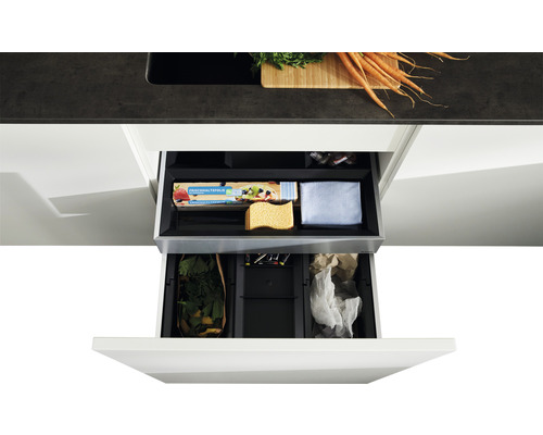 Auszug mit Mülltrennsystem und Küchenutensilien