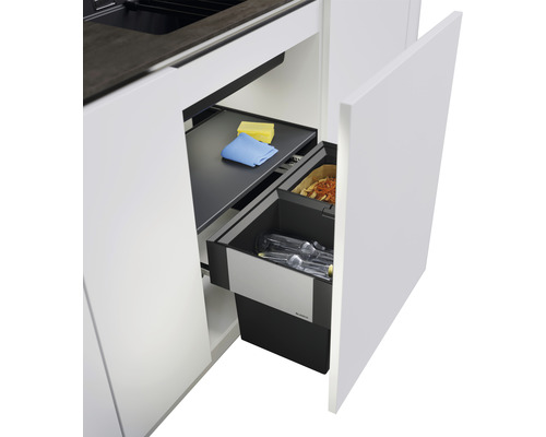 Küchenschrank mit Mülltrennsystem, Reinigungsutensilien und Abfall