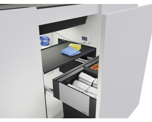 Auszugschrank mit Abfallsystem und Reinigungsutensilien im Inneren