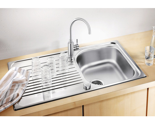 Évier en acier inoxydable avec égouttoir, robinet et verres