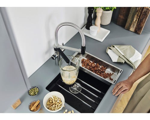 Scène de cuisine avec évier, robinet et divers ingrédients