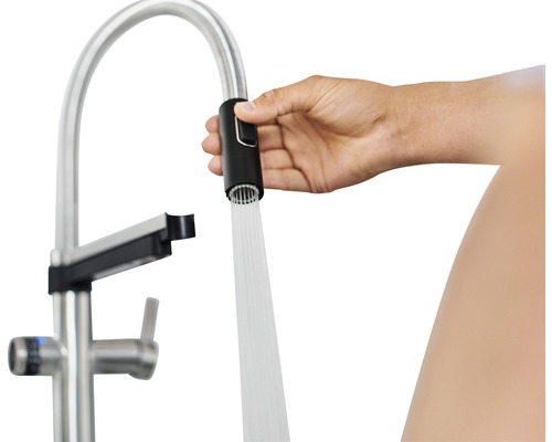 Robinet de cuisine avec douchette extractible en utilisation