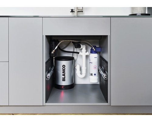 Unterschrank mit Warmwassergerät und Wasserfilter