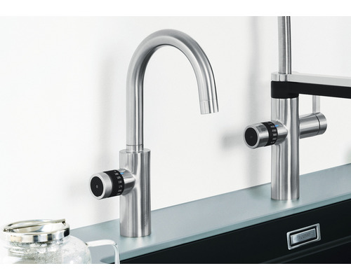 Küchenarmaturen mit Temperaturanzeige.