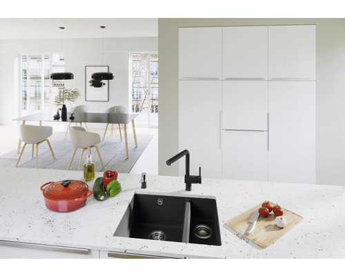 Cuisine moderne avec évier, plan de travail et coin repas