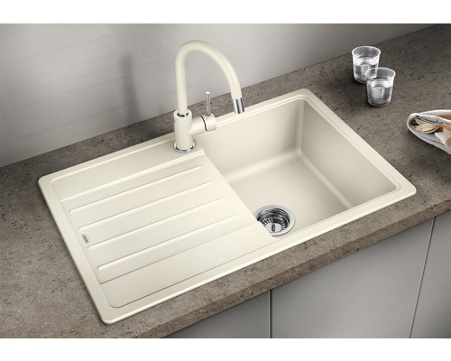 Évier de cuisine beige avec égouttoir et robinet assorti