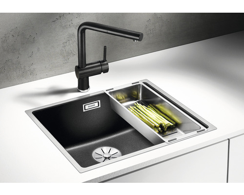 Küchenspüle mit Armatur und Gemüseschale