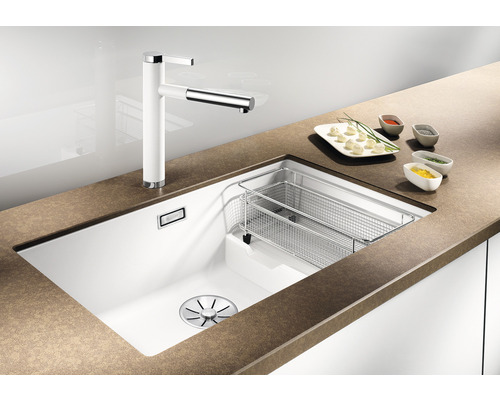 Küchenspüle mit Spültischarmatur, Abtropfbecken und Speisenarrangements