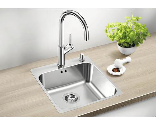 Spültisch mit Armatur, Spülmittelspender, Kräutern und Mörser