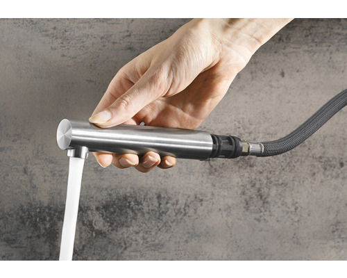 Hand hält Wasserhahn mit fließendem Wasser