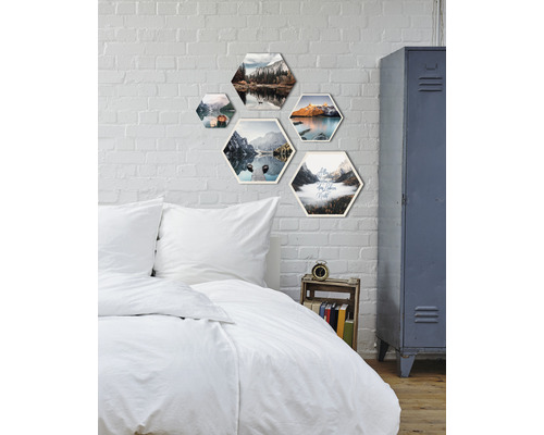 Schlafzimmer mit Bett und sechseckigen Wandbildern mit Naturmotiven