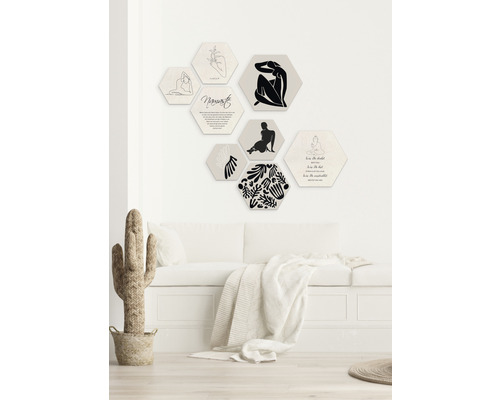 Sieben sechseckige Wandbilder mit abstrakten Motiven über einem Sofa