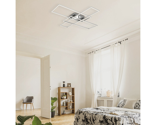 Plafonnier dans une chambre avec un lit et une étagère