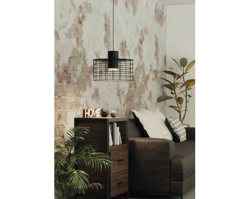 Wohnzimmer mit Pendelleuchte, Kommode und Sofa