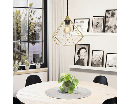 Esszimmer mit Tisch, Stühlen, Fenster und Pendelleuchte im geometrischen Design