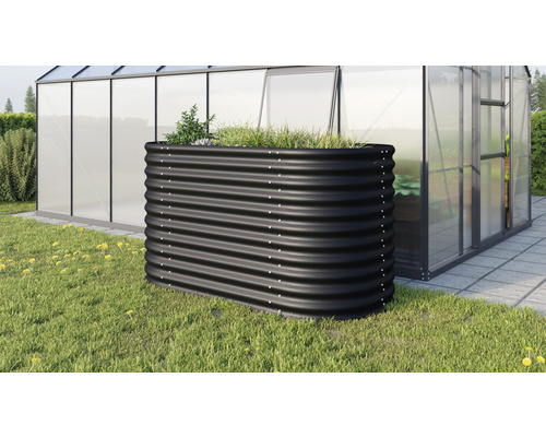 Hochbeet klassisch Vita 858 162,1 x 82,1 x 85,8 cm schwarz Schwarzes Hochbeet aus Metall im Garten vor einem Gewächshaus
