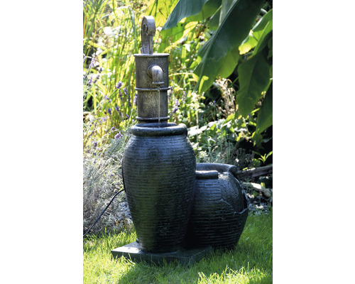 Fontaine de jardin avec fausse pompe et fonction cascade dans un environnement naturel