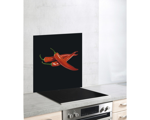Küchenrückwand mit Chili-Motiv hinter einem Kochfeld.