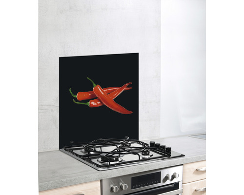 Küchenrückwand mit Chili-Motiv hinter einem Kochfeld