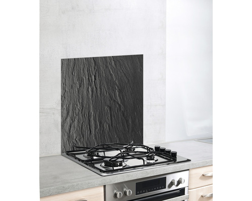 Küchenszene mit Gasherd und Spritzschutz in Schieferoptik
