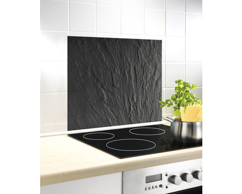 Küchenszene mit Herd, Topf, Spaghetti, Basilikum und einer Küchenrückwand in Schieferoptik.