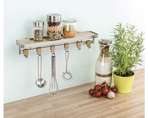 Küchenszene mit Gewürzregal, Küchenutensilien und Lebensmitteln