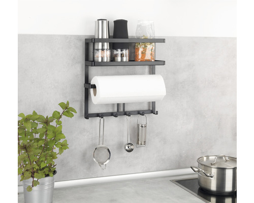 Schwarzes Küchenregal mit Gewürzen, Küchenrolle und Küchenutensilien