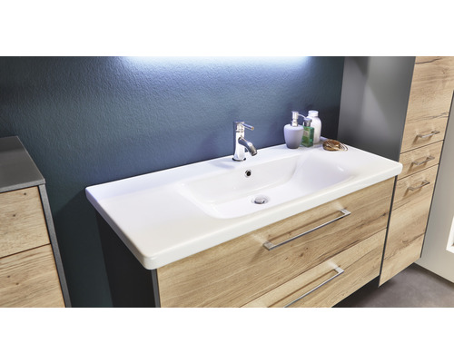 Waschbeckenunterschrank mit Schubladen und Armatur im Badezimmer
