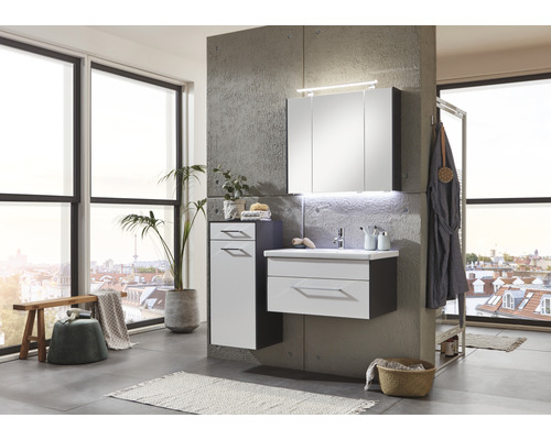 Badezimmer mit Waschtisch, Spiegelschrank, Hochschrank und Handtuchhalter vor Fenster