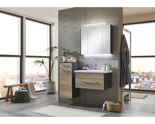 Modernes Badezimmer mit Waschtisch, Spiegelschrank und großem Fenster