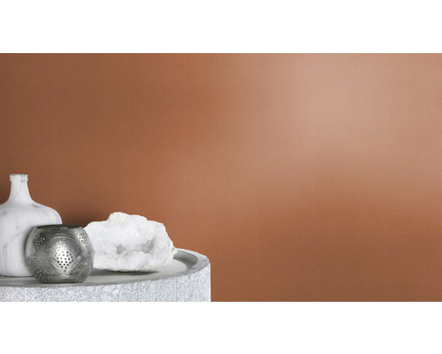 Dekorative Szene mit Vase, Teelichthalter und Quarzstein auf einem Tisch