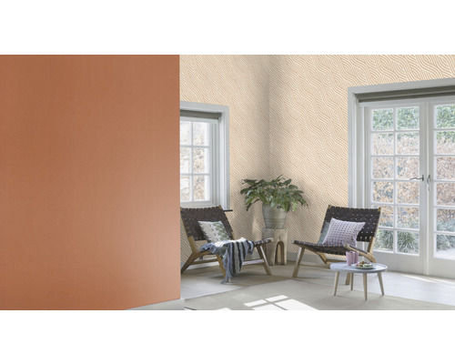 Wohnraum mit gemusterter Tapete, Sesseln und Zimmerpflanze