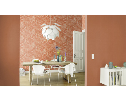 Wohnraum mit Esstisch, Stühlen, Pendelleuchte und gemusterter Tapete