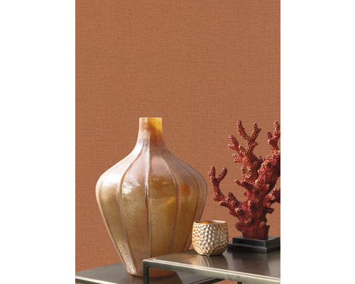 Dekorative Szene mit Vase, Koralle und Kerzenhalter auf einem Tisch vor einer Wand