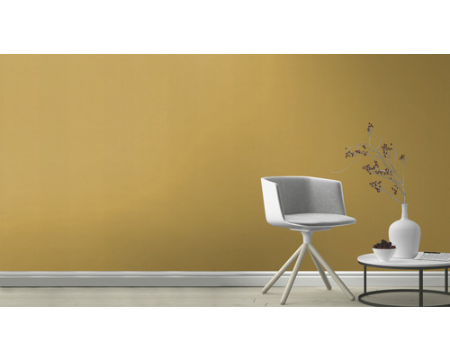 Szene mit Stuhl, Beistelltisch mit Dekoration vor einer Wand