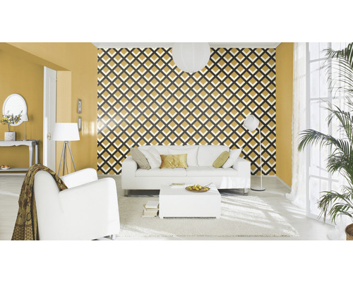 Wohnzimmer mit gemusterter Tapete, Sofa und Sessel