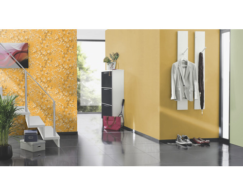 Flur mit Treppe, Schuhschrank, Garderobe und floraler Tapete.