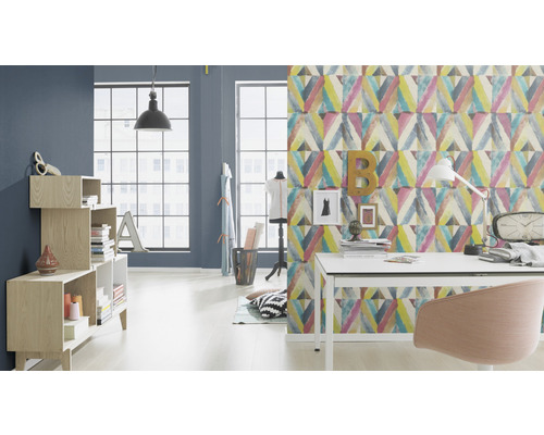 Wohnraum mit Schreibtisch, Stuhl, Regal und gemusterter Tapete