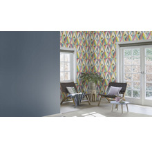 Wohnzimmer mit gemusterter Tapete, zwei Sesseln und Fenster zum Garten