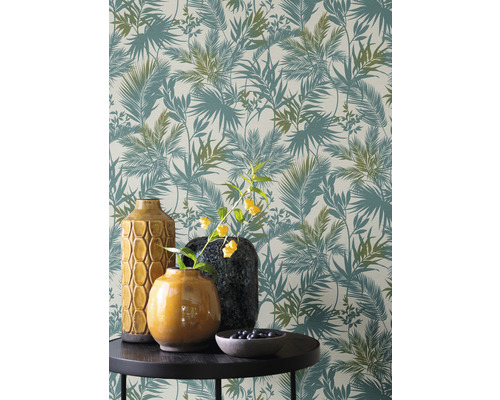 Papier peint à motif de palmiers sur une décoration de table avec des vases et une coupe de fruits